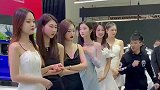 到底是谁给这位小伙的勇气，在美女现场跳舞蹈！