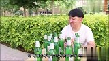 单手抓酒瓶套路，一次抓起7个奖励500元，美女的做法太搞笑了