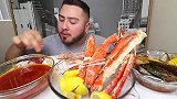 外国小哥吃美味帝王蟹，满满一盆蟹腿开心坏了