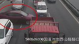 监拍轿车“横行霸道”加“鬼探头”撞车受害车气囊“炸”出来