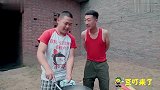 一群人吃喜宴，没想烧鸡一上桌就被小伙抢光，太有趣了