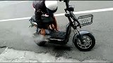 电动车自燃了怎么办，着急！网友：把轮子拆了，留着下次用！