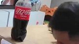 洗脚盆旁畅饮可乐，额谁知道喝到的会是啥呢