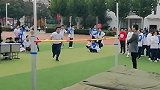 学校举行趣味运动会，一男生助跑后纵身一跃轻松跳过