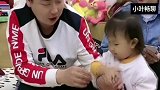 暖宝为了吃瓜子，溜须暖爸，还是不给吃，暖宝就上演苦情戏，搞笑