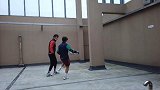 居家战疫我只服王霜！天台系列又更新 兄妹交替踢墙默契十足