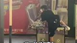 男生喝醉后，把垃圾桶当摩托车骑
