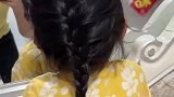 萌娃对着镜子给自己理发，妈妈看到成果之后欲哭无泪