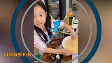 李小璐晒女儿做鲷鱼烧，甜馨亲手和面甜笑不断，化身最美小厨娘
