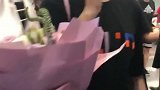 粉丝送的鲜花，被杨紫再三质疑是送自己的吗，难道之前遇到假粉了