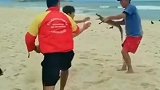 巴西：海滩上一名男子与人打架时用一只小鳄鱼当做武器