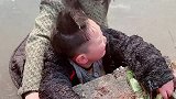 儿子掉池塘了，亲妈笑到没力气，儿子只能喊：“救命”！