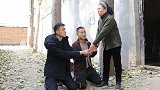 短剧：俩儿子为争夺母亲的家产，大吵大闹，母亲一句话他们跪下了