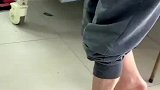 老人一人住院用垃圾袋当鞋子，同病房女子发现后给老人买了鞋和粥