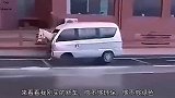 大哥你发型不错啊 中间一道柏油路 两边还有梧桐树啊