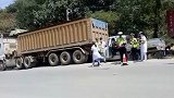 惨烈！安徽一小货车撞上停在路边货车 致3死2伤