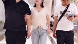 你逛街就逛街碰我老婆手干嘛啊