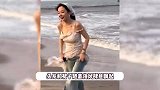 李小璐带女儿海边散步，42岁白到发光少女感足，甜馨晒黑一圈让人认不出