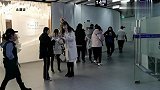 德云社三里屯秦霄贤生日来了好多粉丝，遇七队演员，还给粉丝签名