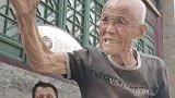 街边九旬老人指尖粉碎瓷片