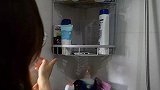 与5个男生同租一房浴室却出现女性护肤品 女租客吓得仓皇逃跑