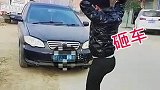 汽车乱停放，直接变废铁