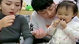 萌娃吃车厘子学妈妈的反应, 暖宝就是小戏精一枚, 太可爱了