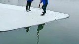 这也太厉害了，别人划船他俩在滑冰！