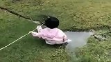 让老公带孩子出去散步，却发来这段视频，血压立马有点上升！