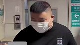 产房外丈夫手捧鲜花等妻子