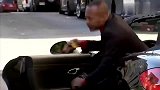 国外恶搞合集，热心路人意外收获保时捷，真是太逗了