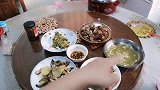湖北婆婆晚餐又加了几道菜，广东媳妇：有荤有素真香啊！