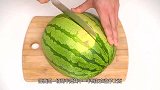 西瓜还有这种吃法？看完大开眼界，网友：简直是庖丁解瓜！