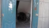 美女端盆水打车，没想司机慢慢悠悠一走就是40年