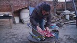 阿远用烤炉做“秘制烤猪排”，腌一晚再烤，出炉色香味俱全