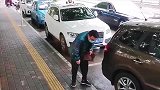 视频还原手机摔碎屏幕骗局，司机们开车要注意，别再上当受骗了！