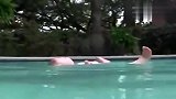 妈妈把宝宝丢进泳池里，这真是亲妈啊，太会玩了吧！