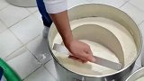 小伙做豆腐脑,一看就是一个学徒