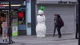雪人恶作剧，假扮雪人恶搞路人，真是太坏了
