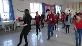 空姐一样的新疆美女带领农村小媳妇跳现代舞。