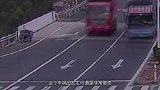 诡异！大货车绿灯走开后，车后一家三口瞬间惨死，监控拍下全程！