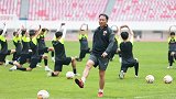 沈祥福授课深足青训教练培训班 63岁老帅亲自上阵示范传球动作