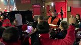 人气爆棚！索尔斯克亚赛后为球迷签名 人群早已在此等候