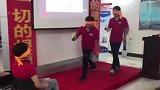 这个小伙子太有才，当看到他香蕉的位置，笑坏了所有人！