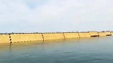 在海上摆一排黄色板子，这到底有什么用