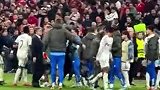 实拍赛后皇马球员追着裁判要说法 一直到球员通道