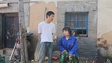 短剧：妻子走后女婿照顾瘫痪岳母三年，岳母临终拿破纸盒女婿傻脸