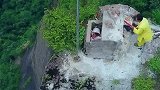 悬崖上代人烧香的居士