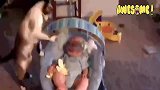 猫咪趴在小宝宝身上，还想要和宝宝亲亲，真是太逗了！