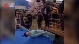 片场戏精多！女演员穿古装拍堕崖戏，躺在垫子上挣扎尖叫像是仰泳